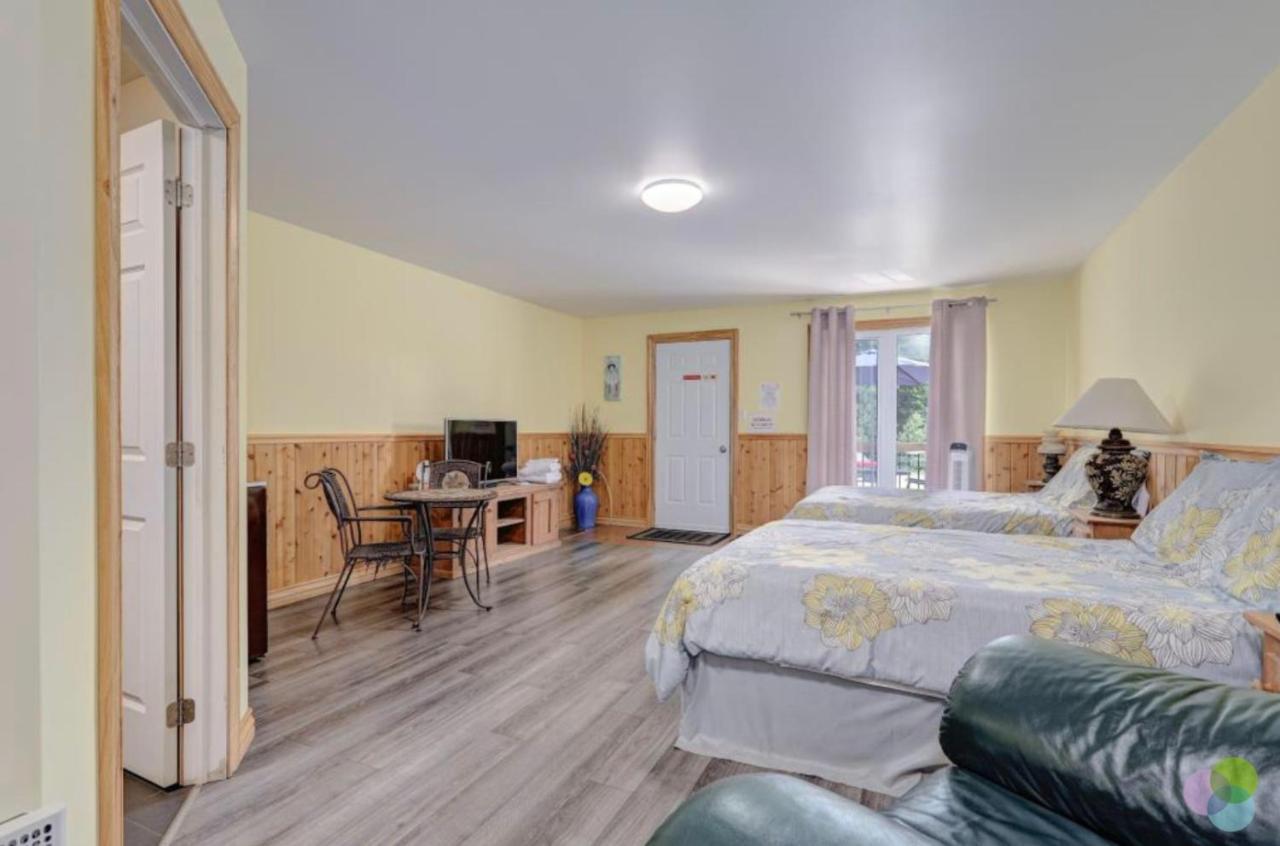 Hebergement Chez Le D Motel Saint Zenon Екстериор снимка